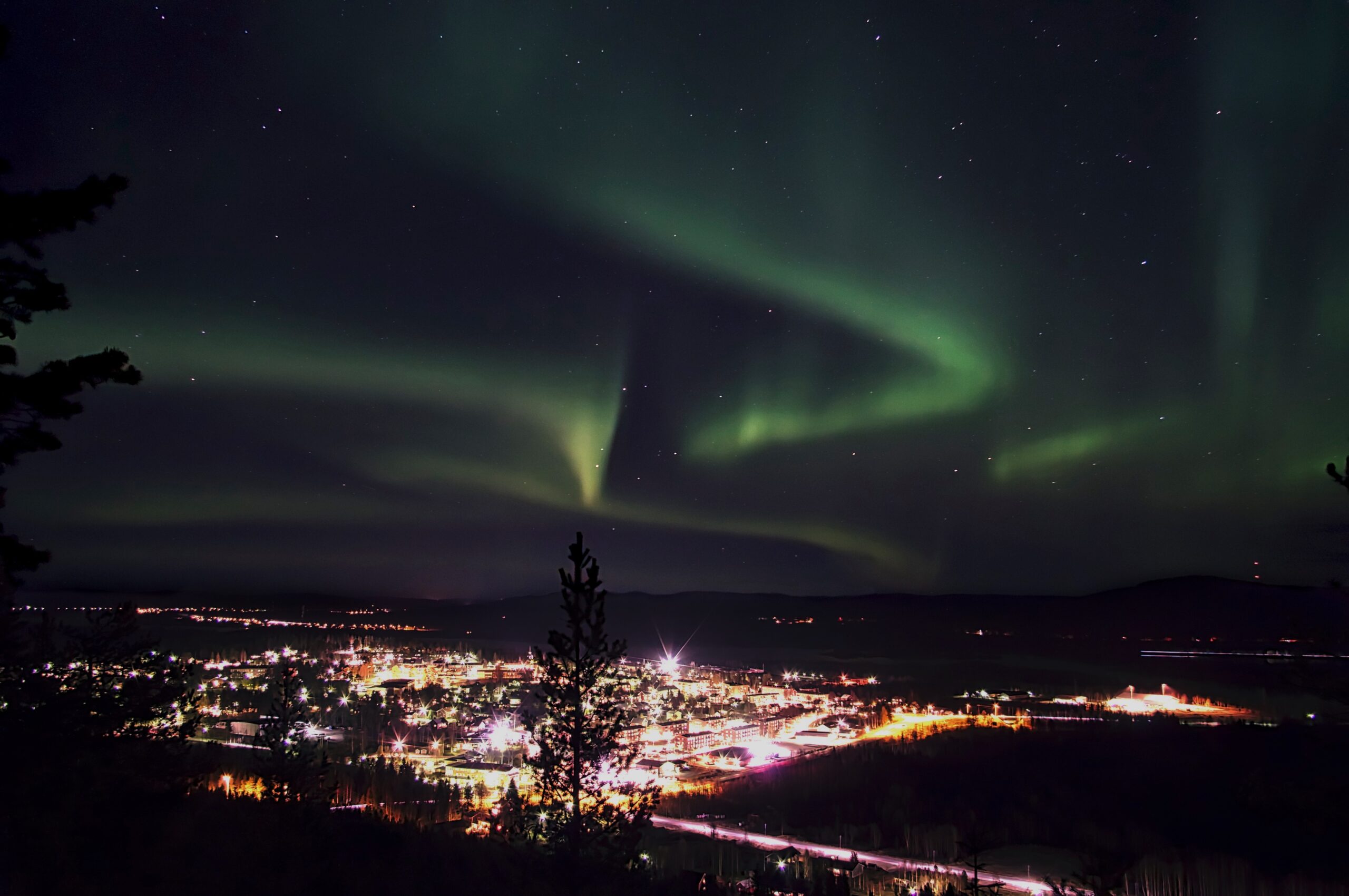 Norrsken över Övertorneå sett från Isovaara.
