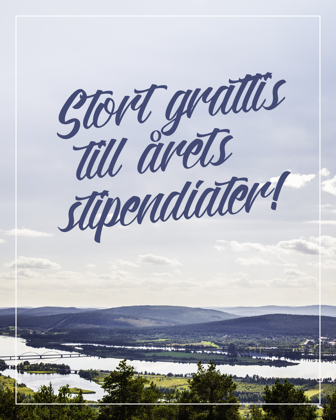 En bild tagen från hög höjd på finska där man ser bron mellan Övertorneå och Finland samt berg och en bit av ortens byggnader. Texten "Grattis årets stipendiater 2024" står skrivet med samma typsnitt på samma bild som fanns på diplomen.